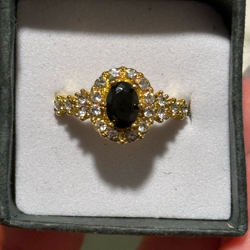 Elegant Gold Tone and Black Stone Ring size 7